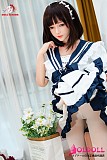 両脚を揃えた落ち着いたポージングが魅力の清楚系 ラブドール
