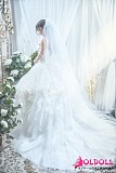 純白のウェディングドレスとロングベールを纏ったラブドールらしい気品ある佇まい

