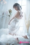 座った姿勢でも上品さを感じられる等身大ドールの存在感
