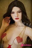 ブラックミニスカートから伸びる美脚が映えるグラマラスドール
