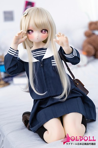 [宣材写真と同じ衣装が付属]XYGO 90cm AAカップ 悠米（youmi）ソフビヘッド＋TPEボディ 金髪の美少女が学生制服と黒ミニスカートで教室背景に映えるアニメ風ラブドール