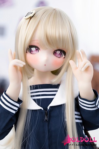 [宣材写真と同じ衣装が付属]XYGO 90cm AAカップ 悠米（youmi）ソフビヘッド＋TPEボディ 金髪の美少女が学生制服と黒ミニスカートで教室背景に映えるアニメ風ラブドール