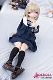 ソフビヘッド金髪等身大ドールが椅子にもたれてリラックス姿勢を取る
