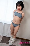 落ち着いた雰囲気を感じる清楚系ラブドールの横顔
