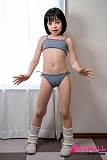 
可愛らしい表情を見せる貧乳ドールのポーズ
