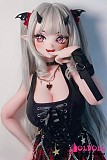 
胸元が印象的な衣装を着こなす美少女ドール
