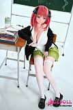 白ニーハイを合わせた中野二乃コスプレドールの座りポーズ
