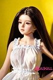 
優しい微笑みが魅力の美少女ラブドールを正面から撮影した一枚
