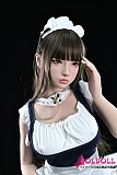 白黒メイド服を着こなす美少女ラブドールの正面ポーズ
