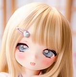 [宣材写真と同じ衣装が付属]XYGO 90cm AAカップ 悠米（youmi）ソフビヘッド＋TPEボディ 金髪の美少女が学生制服と黒ミニスカートで教室背景に映えるアニメ風ラブドール