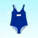 [宣材写真と同じ衣装が付属]XYGO 90cm AAカップ 悠米（youmi）ソフビヘッド＋TPEボディ 金髪の美少女が学生制服と黒ミニスカートで教室背景に映えるアニメ風ラブドール