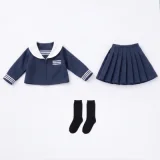 [宣材写真と同じ衣装が付属]XYGO 90cm AAカップ 悠米（youmi）ソフビヘッド＋TPEボディ 金髪の美少女が学生制服と黒ミニスカートで教室背景に映えるアニメ風ラブドール