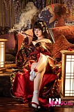 巨乳ラブドールがソファで妖艶なポージングを披露
