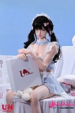青いミニスカートから伸びる美脚が魅力的な清楚系ラブドール
