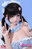 青いベアトップとミニスカートを着用した清楚系ラブドールの全身姿
