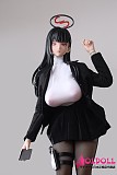 白ハイネックと黒ミニスカートを着用した美人ラブドールの全身姿
