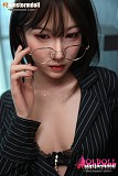 クールで落ち着いた表情を見せるお姉さん系ドールの顔アップ
