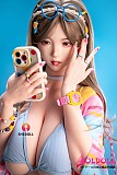 ブルービキニを着用した爽やかな美人ラブドールの全身姿
