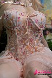 お部屋で優雅にくつろぐ姿を見せるスレンダーな美人ラブドール
