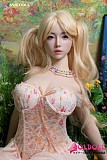 明るいカラーのワンピースを纏ったフェミニンな美人ラブドール
