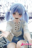 パーカー姿の美少女ドール 座りポーズと自然なスタイリング