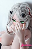 巨乳ラブドールの迫力あるバストラインとベアトップの拡大
