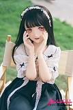 モノトーンワンピース姿の美少女ラブドール お部屋での座りポーズ