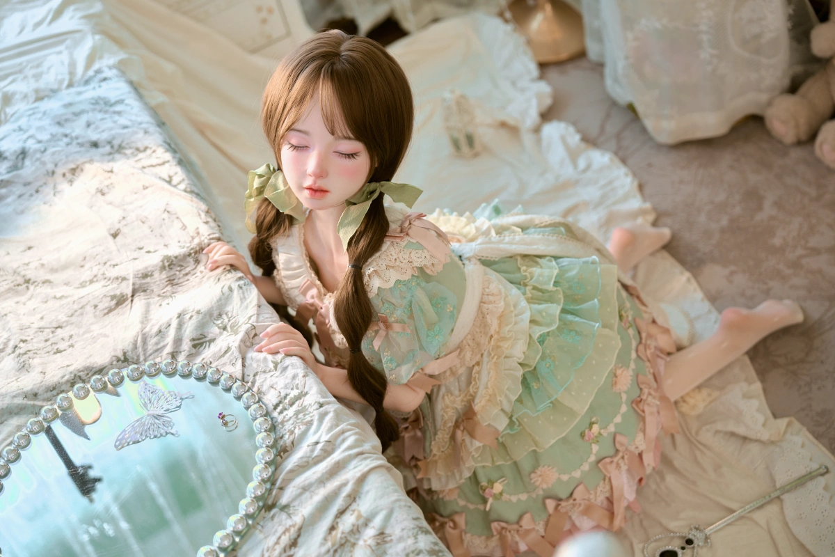 パステルカラー衣装の美少女ドール 