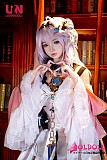 ファンタジードレスの繊細な装飾とウエストラインの接写