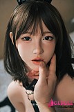 Eカップバストと黒ストッキングが映えるグラマラスな立ち姿
