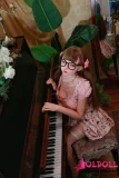 ロングヘアとメガネが特徴のリアルドール