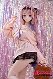 ミニスカートの裾から伸びる美しい脚部スタイルのコントラスト
