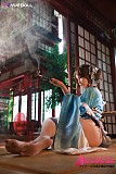 ベージュストッキングの自然な肌触りと美しい脚部ラインの特写
