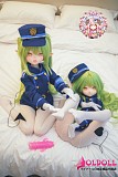 繊細な手描くメイクの目元と透明感あふれる肌のアップ