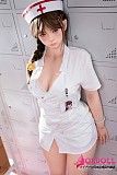 医療系衣装が描くスタイリッシュで美しいシルエット
