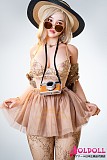 
スタイリッシュなミニスカートと巨乳ボディが調和したサイドビュー
