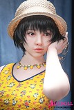 
黄色花柄ワンピの胸元とナチュラルなBカップバストのアングル
