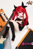 黒い衣装と赤髪を組み合わせたアニメドール