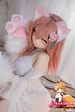 白い洋風ドレスを着たコスプレドール
