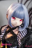 黒コートの胸元から覗くAカップバストの華奢なラインを描くリアルドール
