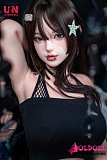 Uneedoll 153cm Gカップ 黒のベアトップと網タイツを身に纏いソファに座る美人ラブドール
