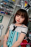 
128cm 貧乳ドール バスト平の胸元と緑ワンピースのディテール
