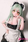 
メイド服姿のアニメドール 室内での可憐な座りポーズ
