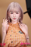 元気あふれる美少女ドールの自然なポージング表現
