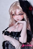 
折扇をそっと添えた優雅な手元と指先の造形

