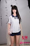 カジュアルなTシャツスタイルが映えるナチュラルな立ち姿

