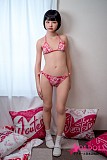 
ピンクビキニの生地感とヒップラインのシルエット
