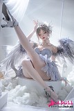 
灰色の羽と豊満なEカップバストが作り出す神秘的なシルエット
