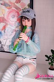 
青白ボーダーソックスと華奢な美脚のコントラスト