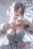 
夢狸ヘッドの安らかな眠り顔と繊細なまつ毛の特写
